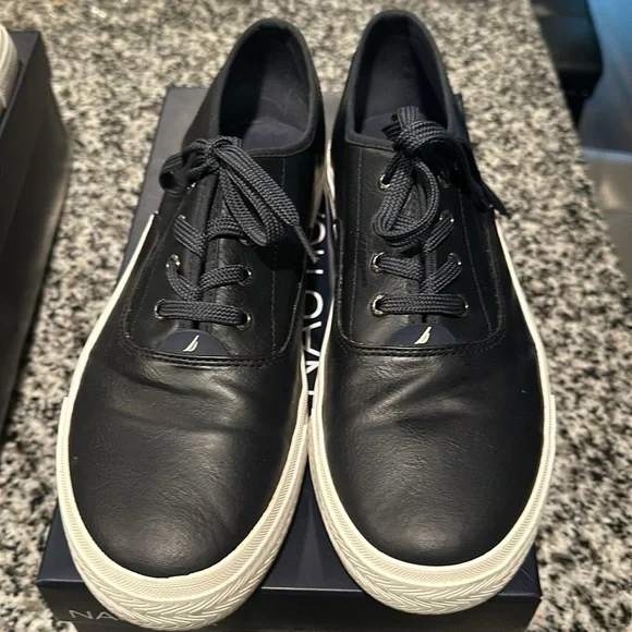 EUC Men’s Lace Oxford in brown or navy-size 12 - Picture 2 of 14